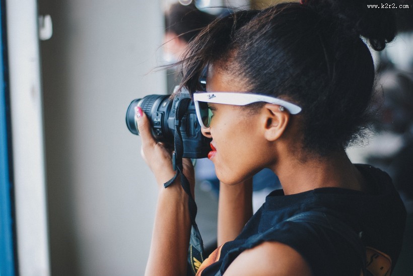 正在用相机拍照的女孩图片大全