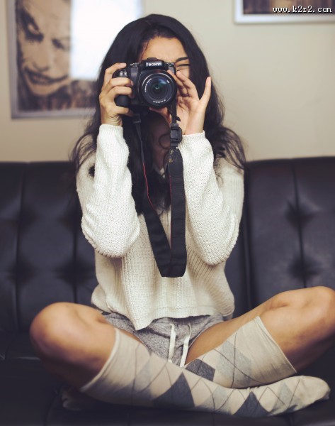 正在用相机拍照的女孩图片大全