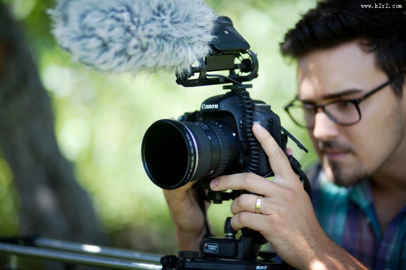 正在用相机拍照的青年图片