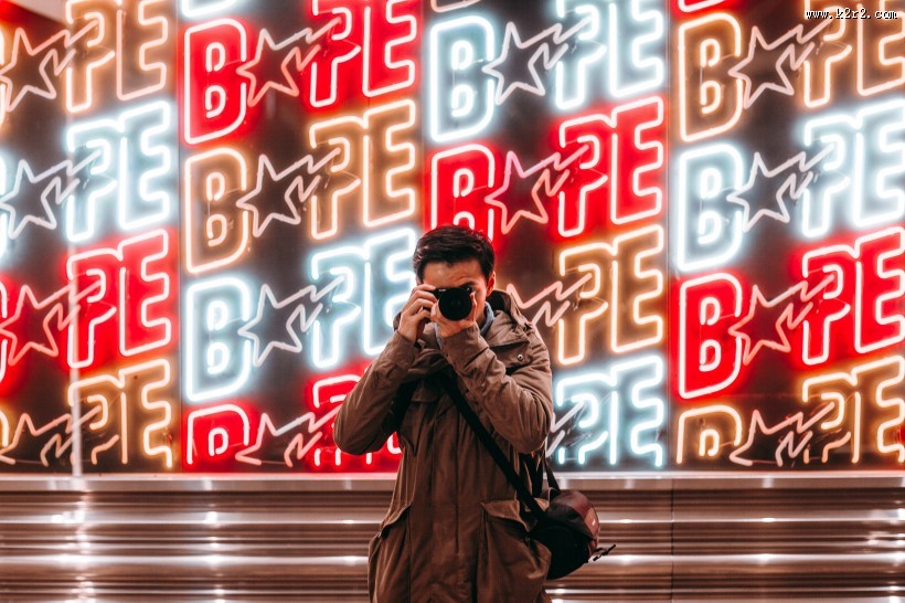 正在用相机拍照的青年图片