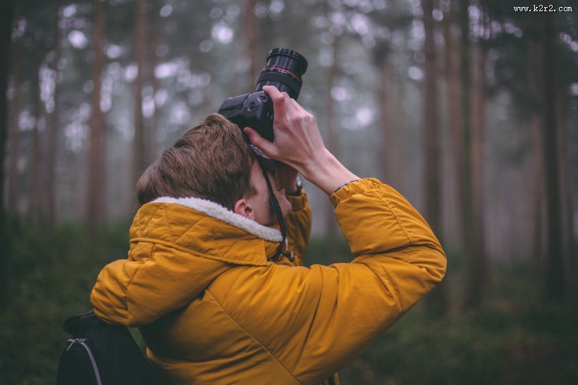 正在用相机拍照的青年图片