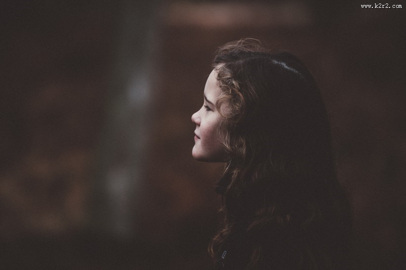 天真活泼的小女孩图片