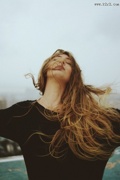 美丽的长发女孩图片
