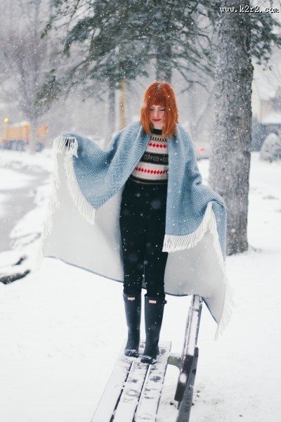 下雪时室外的人物图片
