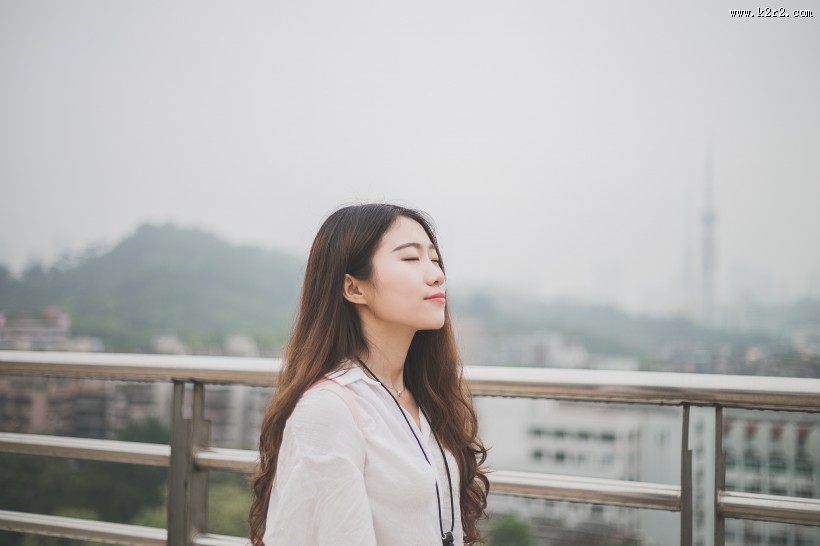 闭着眼睛的女孩图片大全