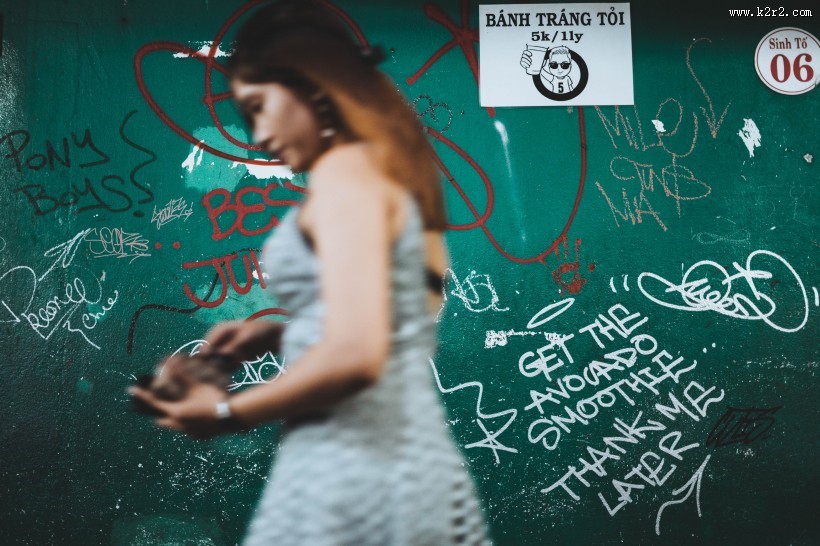 抓拍人走过墙图片