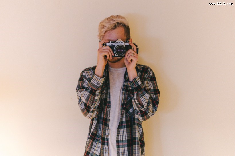 正在用相机拍照的男子图片大全