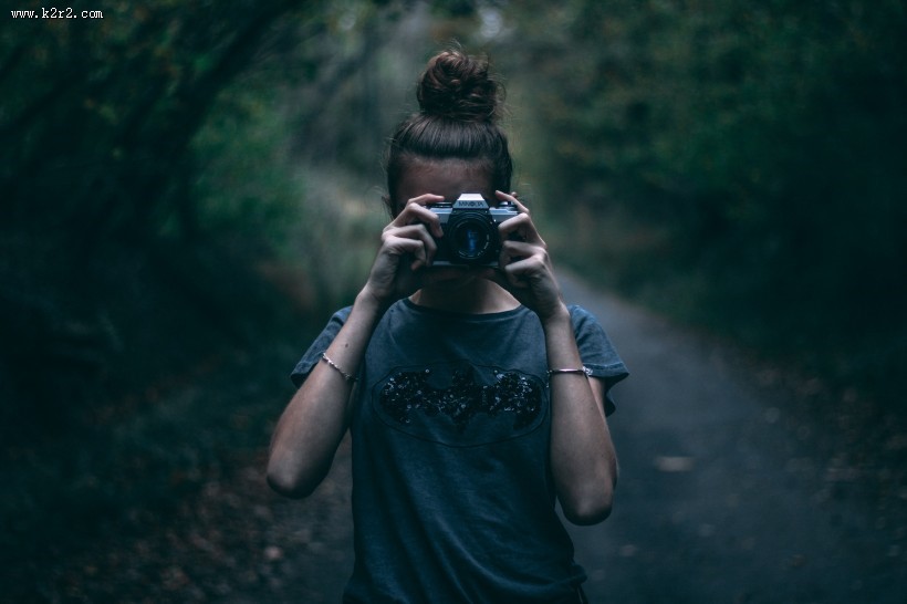 用相机拍照的女孩图片