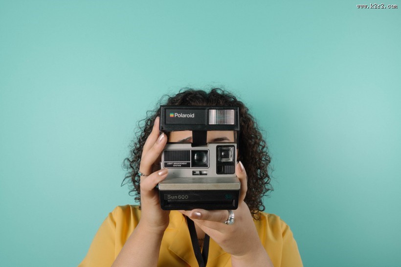 用相机拍照的女孩图片