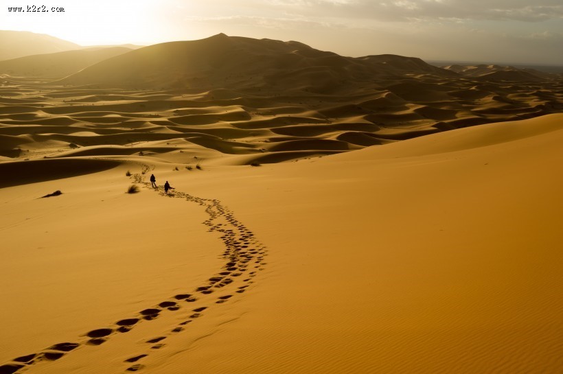 人们走在沙漠的图片大全