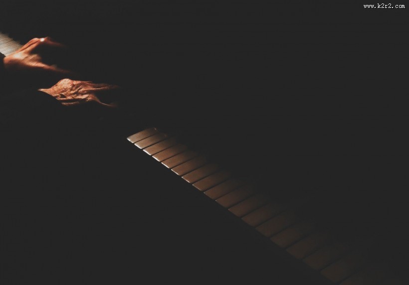 弹钢琴的音乐爱好者图片