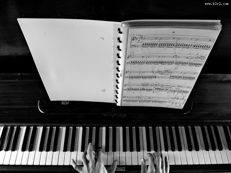 弹钢琴的音乐爱好者图片