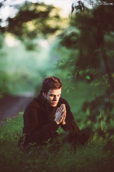 正在祈祷许愿的人图片