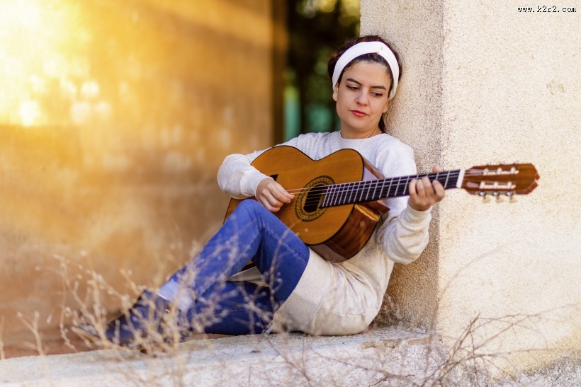 手拿吉他的图片