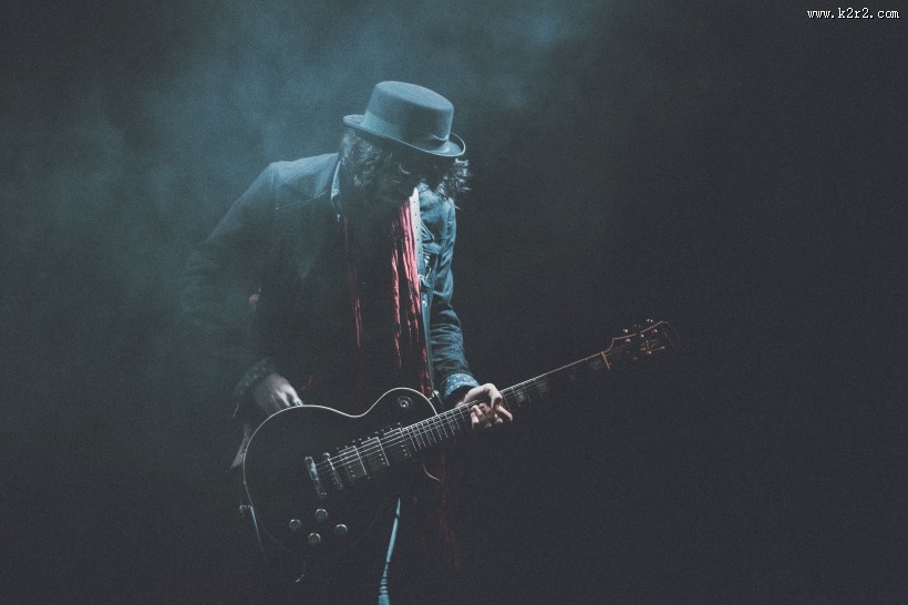 手拿吉他的图片