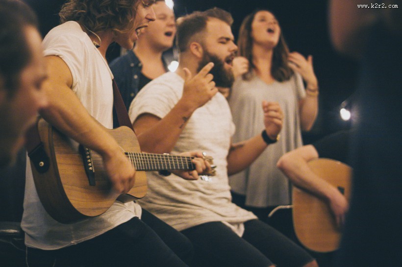 手拿吉他的图片