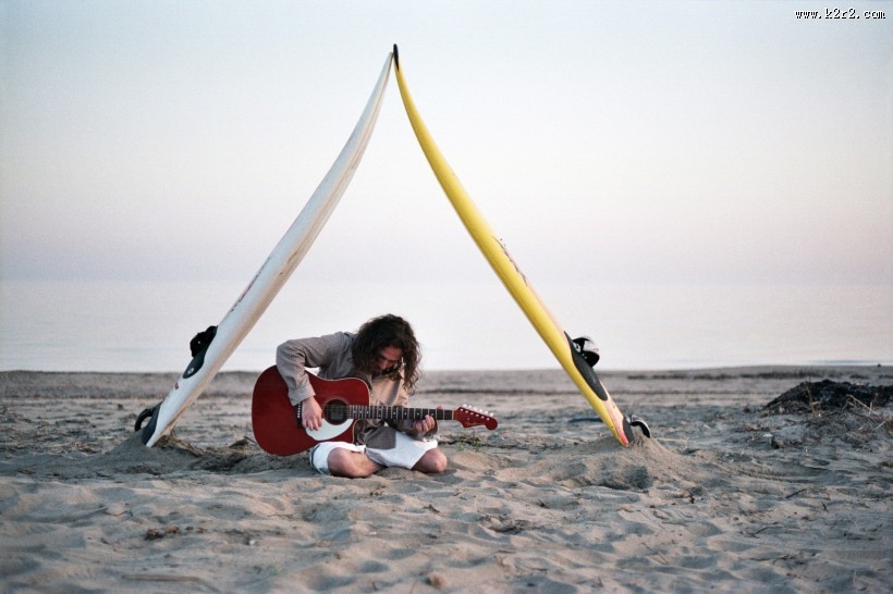 手拿吉他的图片