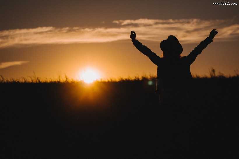 张开双臂的女孩图片大全