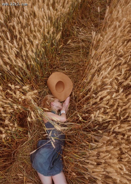 正在睡觉的美女图片