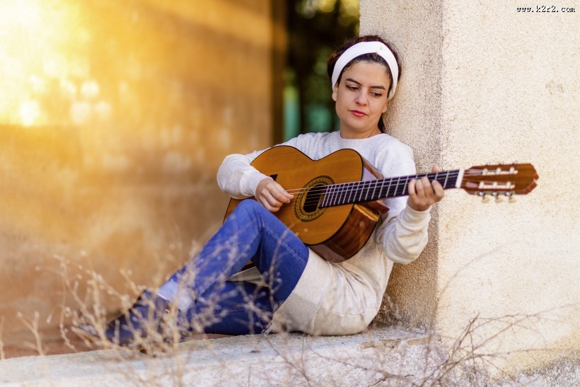 正在弹吉他的人图片