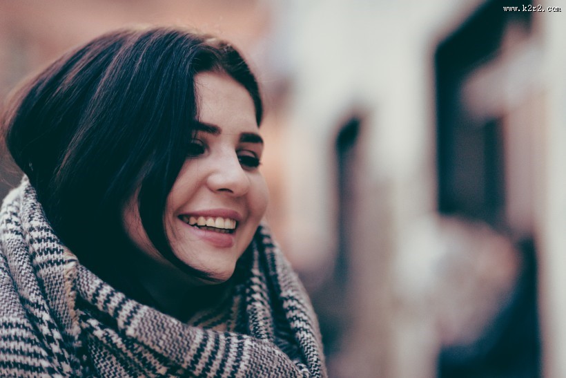 系着围脖的美女图片