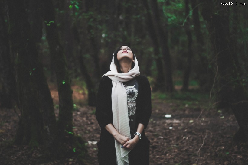 系着围脖的美女图片