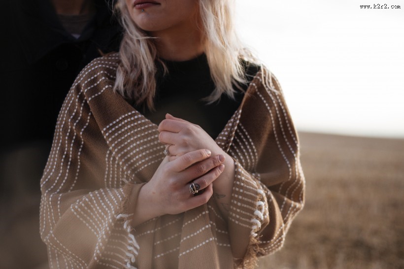 系着围脖的美女图片