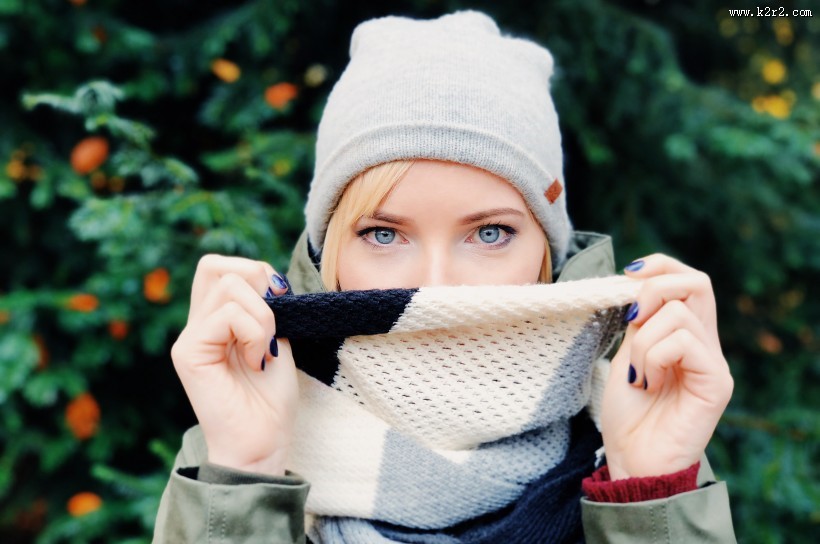 系着围脖的美女图片