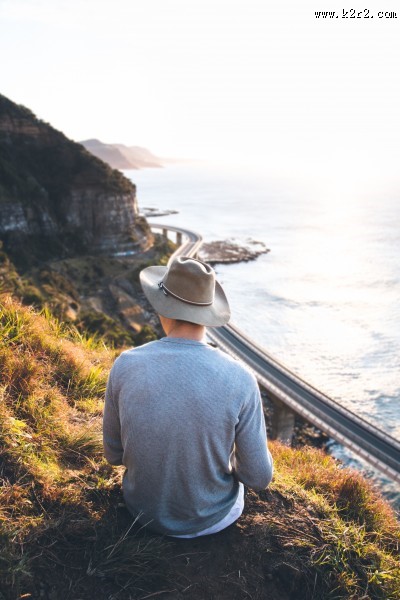 戴礼帽的男孩图片