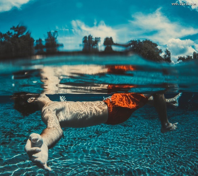 在水中游泳的人图片