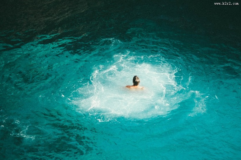 在水中游泳的人图片