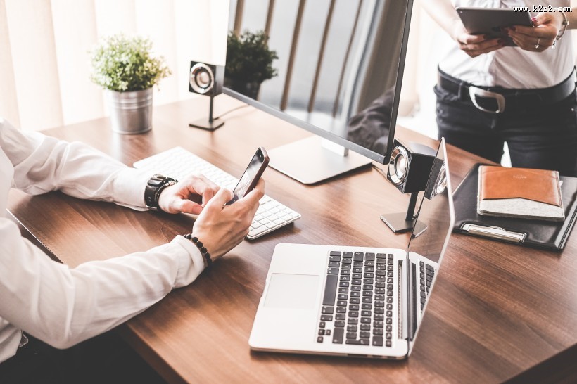 手拿着手机的图片大全