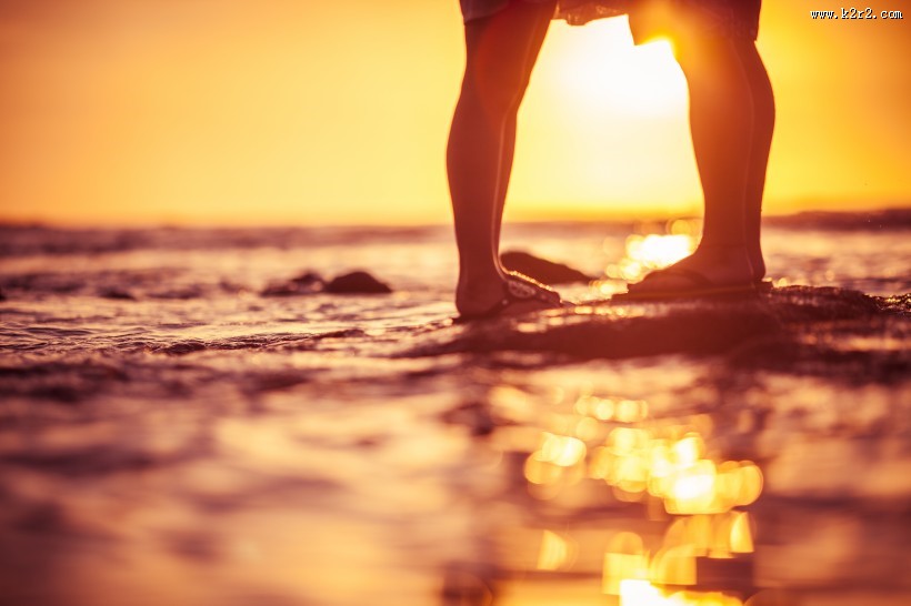 夕阳下恩爱的情侣图片