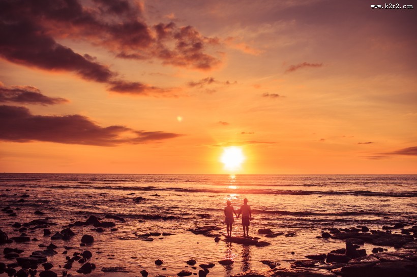 夕阳下恩爱的情侣图片