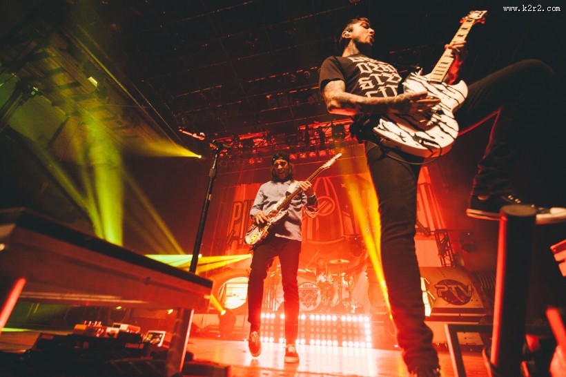 音乐会上演奏的吉他手图片