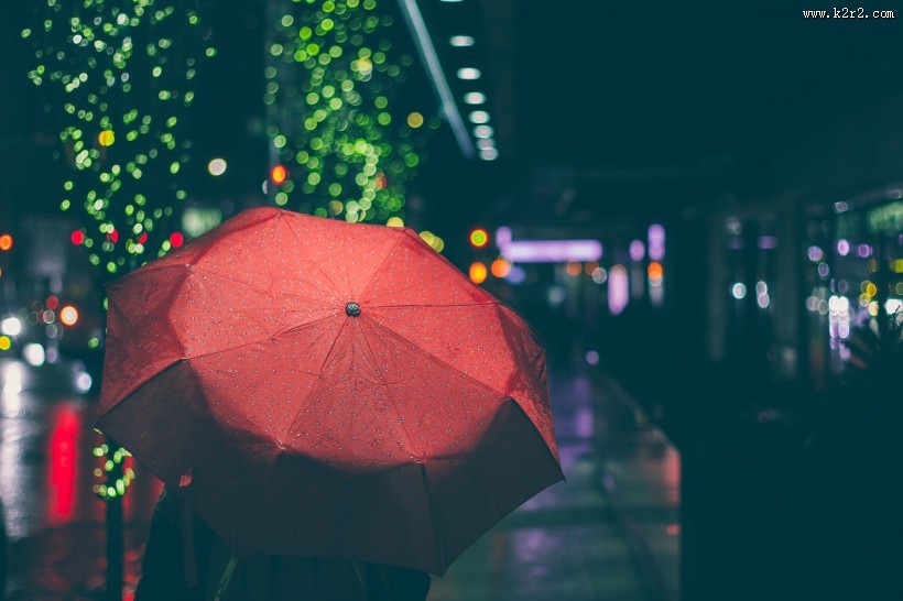 人们撑伞的图片