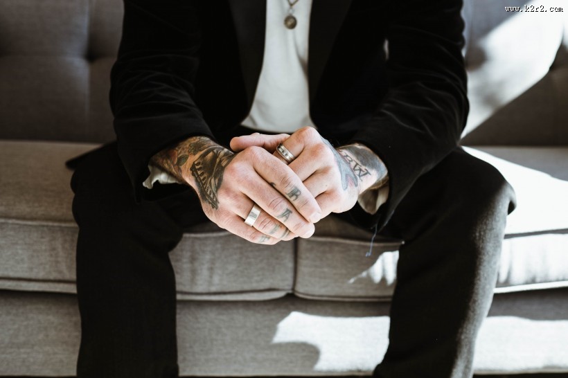 手上有纹身的人图片