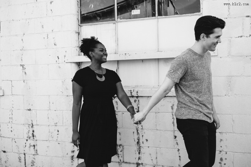 牵着手的情侣图片