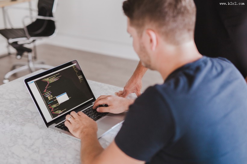 正在写代码的程序员图片