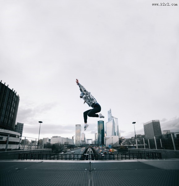 一个跳跃起来的人图片大全