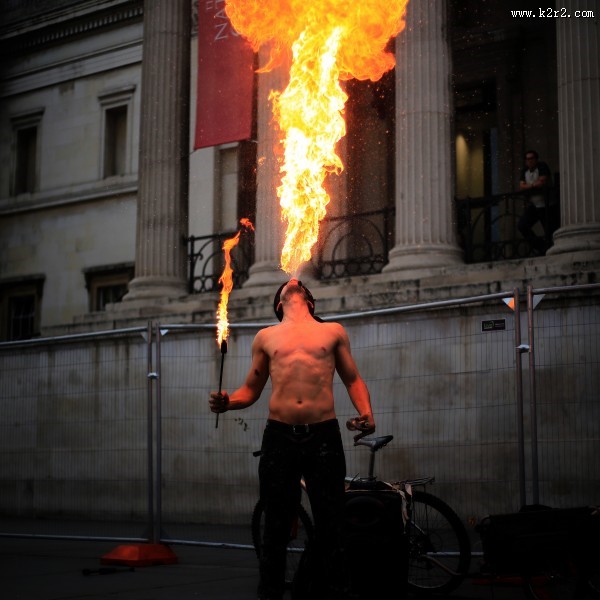 玩火杂技表演图片