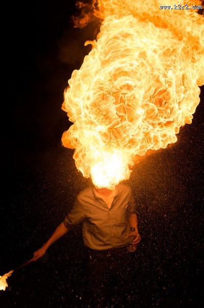 玩火杂技表演图片