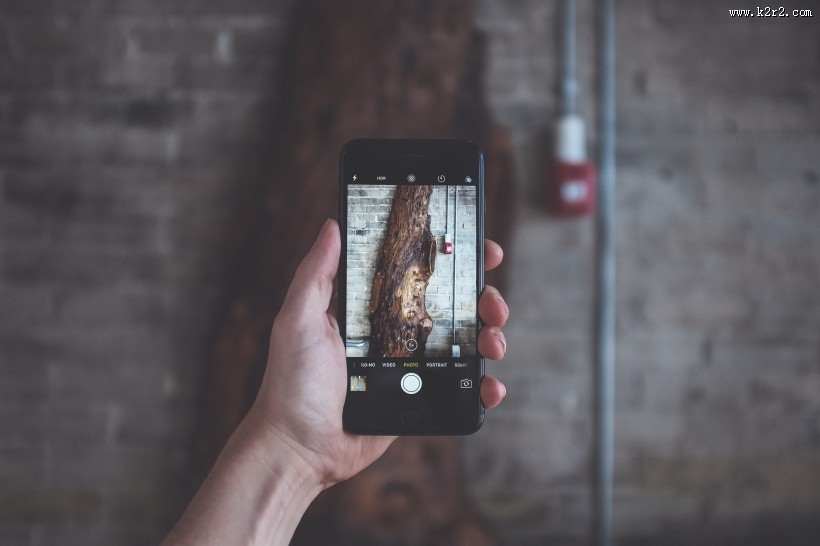 正在用手机拍摄的人物图片