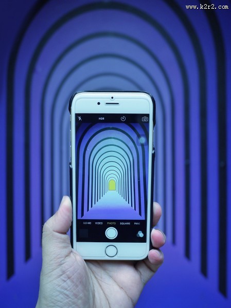 正在用手机拍摄的人物图片