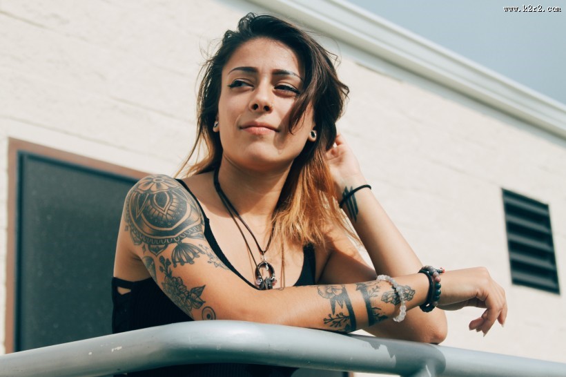 有纹身的美女图片
