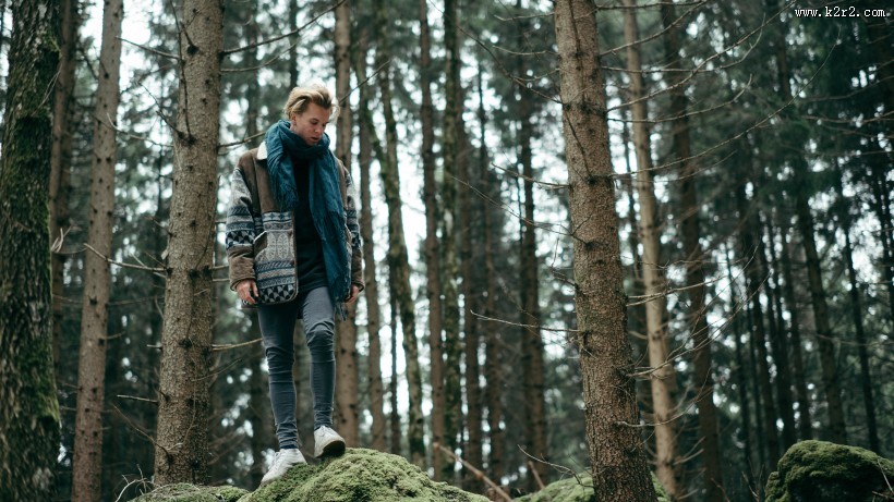 戴着围巾的男子图片