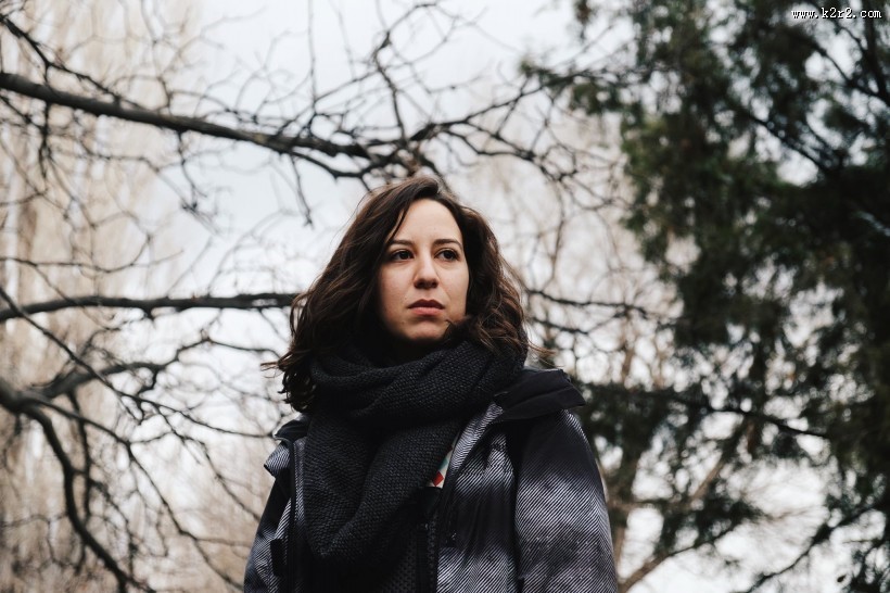 戴着围巾的美女图片