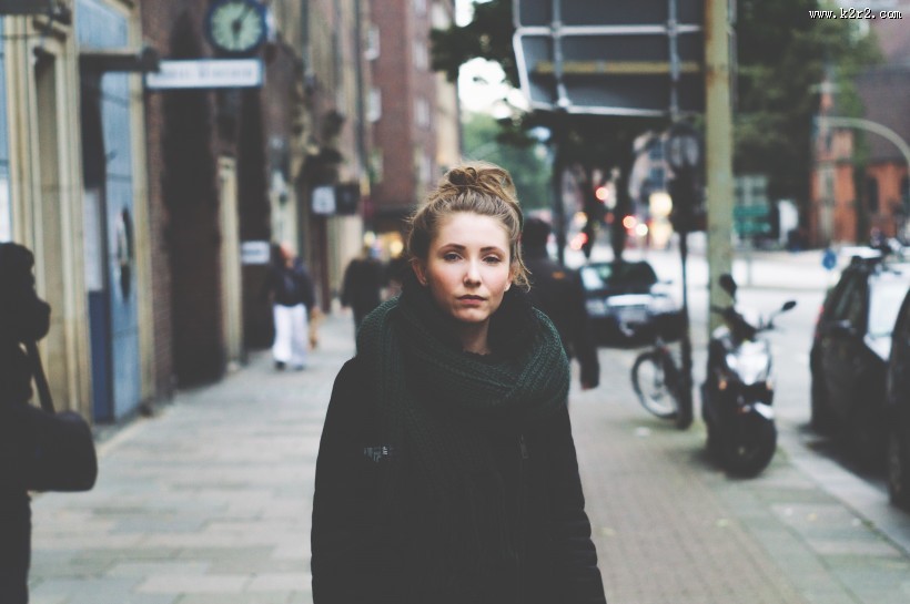 戴着围巾的美女图片