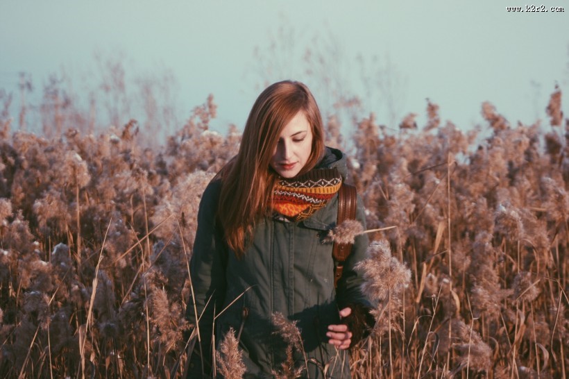 戴着围巾的美女图片