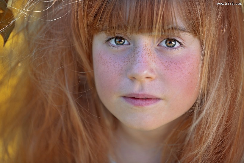 脸上有雀斑的女孩图片